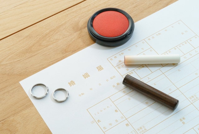 婚姻届けと印鑑